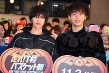 左から志尊淳、竹内涼真。