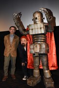 ロボオからひょっこり顔を出す山下敦弘監督（中央）。