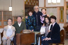 「男はつらいよ50 おかえり、寅さん（仮題）」撮影セットにて、左から倍賞千恵子、前田吟、浅丘ルリ子、山田洋次、夏木マリ、後藤久美子、吉岡秀隆。