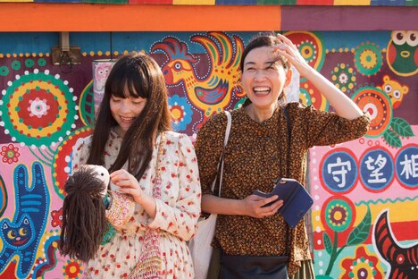 左からモトーラ世理奈、大島葉子。