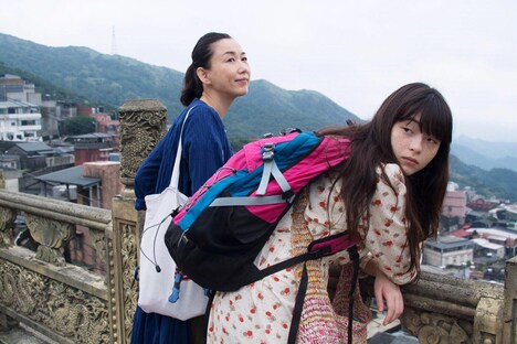 左から大島葉子、モトーラ世理奈。