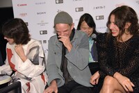 「ブラ物語」に引っ掛けた「“ブラ”ボー」の称賛に笑みをこぼすドニ・ラヴァン（中央）。