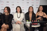 左からフランキー・ウォラック、イルメナ・チチコヴァ、サヨラ・ サファーロワ、ボリアナ・マノイロワ。