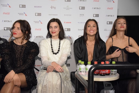 左からフランキー・ウォラック、イルメナ・チチコヴァ、サヨラ・ サファーロワ、ボリアナ・マノイロワ。