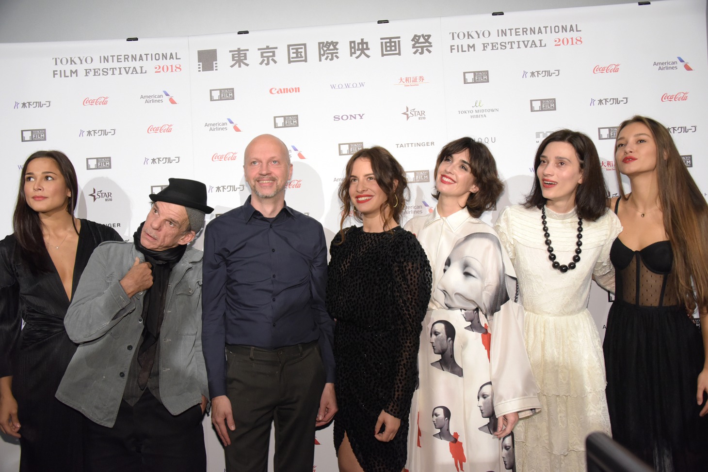 左からサヨラ・ サファーロワ、ドニ・ラヴァン、ファイト・ヘルマー、フランキー・ウォラック、パス・ヴェガ、イルメナ・チチコヴァ、ボリアナ・マノイロワ。