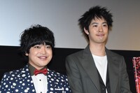 左から加藤諒、渡辺大知。