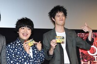 「ギャングース」のポケットティッシュをアピールする加藤諒（左）、渡辺大知（右）。