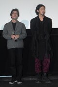 左から阪本順治、オダギリジョー。