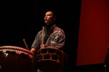 和太鼓パフォーマンスを披露する秋山真太郎。