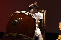 和太鼓パフォーマンスを披露する佐藤寛太。