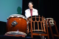 和太鼓パフォーマンスを披露する八木将康。