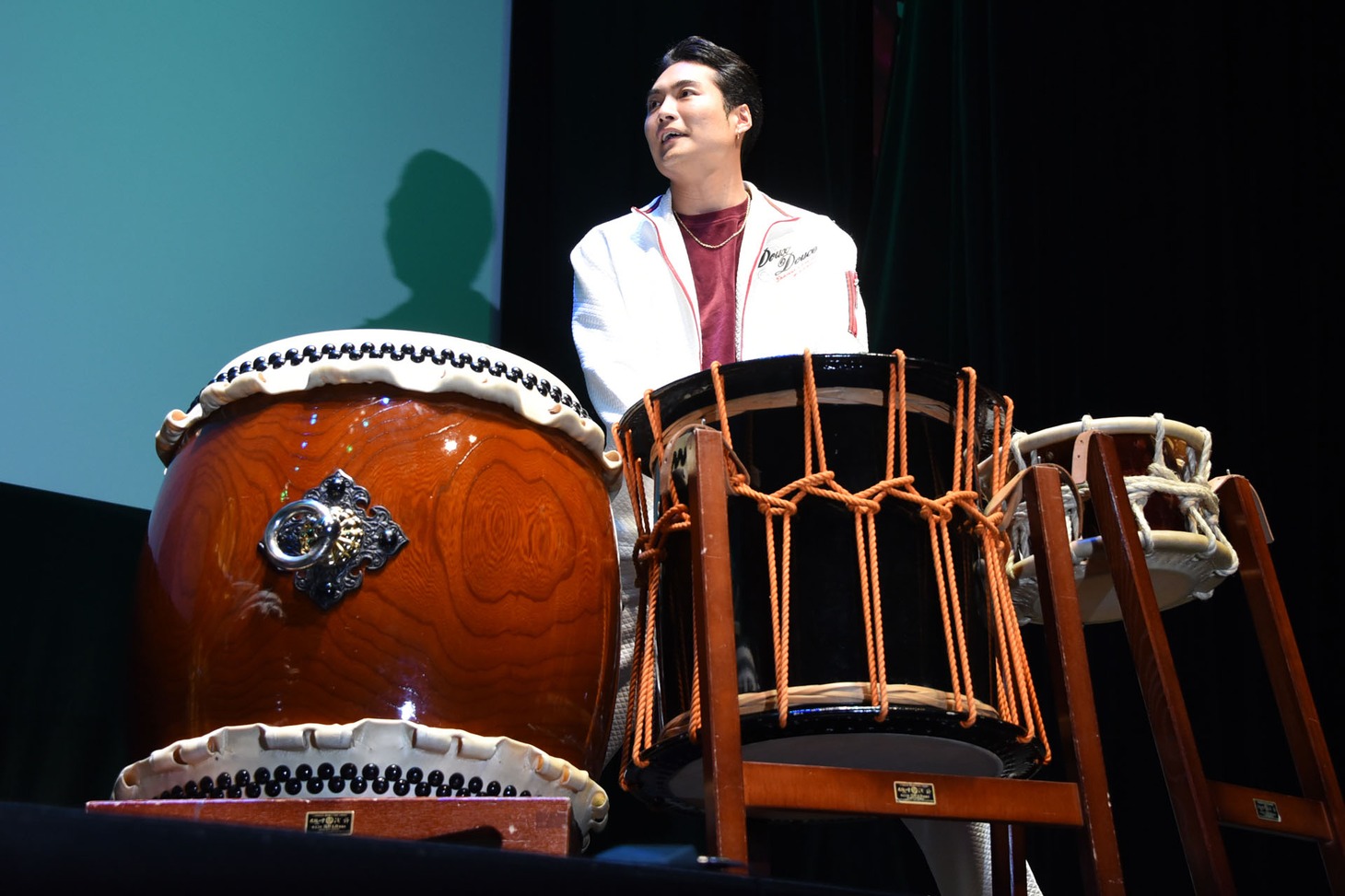 和太鼓パフォーマンスを披露する八木将康。