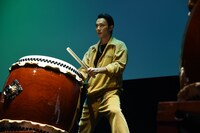 和太鼓パフォーマンスを披露する小澤雄太。