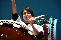 和太鼓パフォーマンスを披露する佐藤寛太。