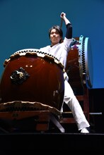 和太鼓パフォーマンスを披露する佐藤寛太。