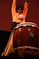 和太鼓パフォーマンスを披露する小野塚勇人。