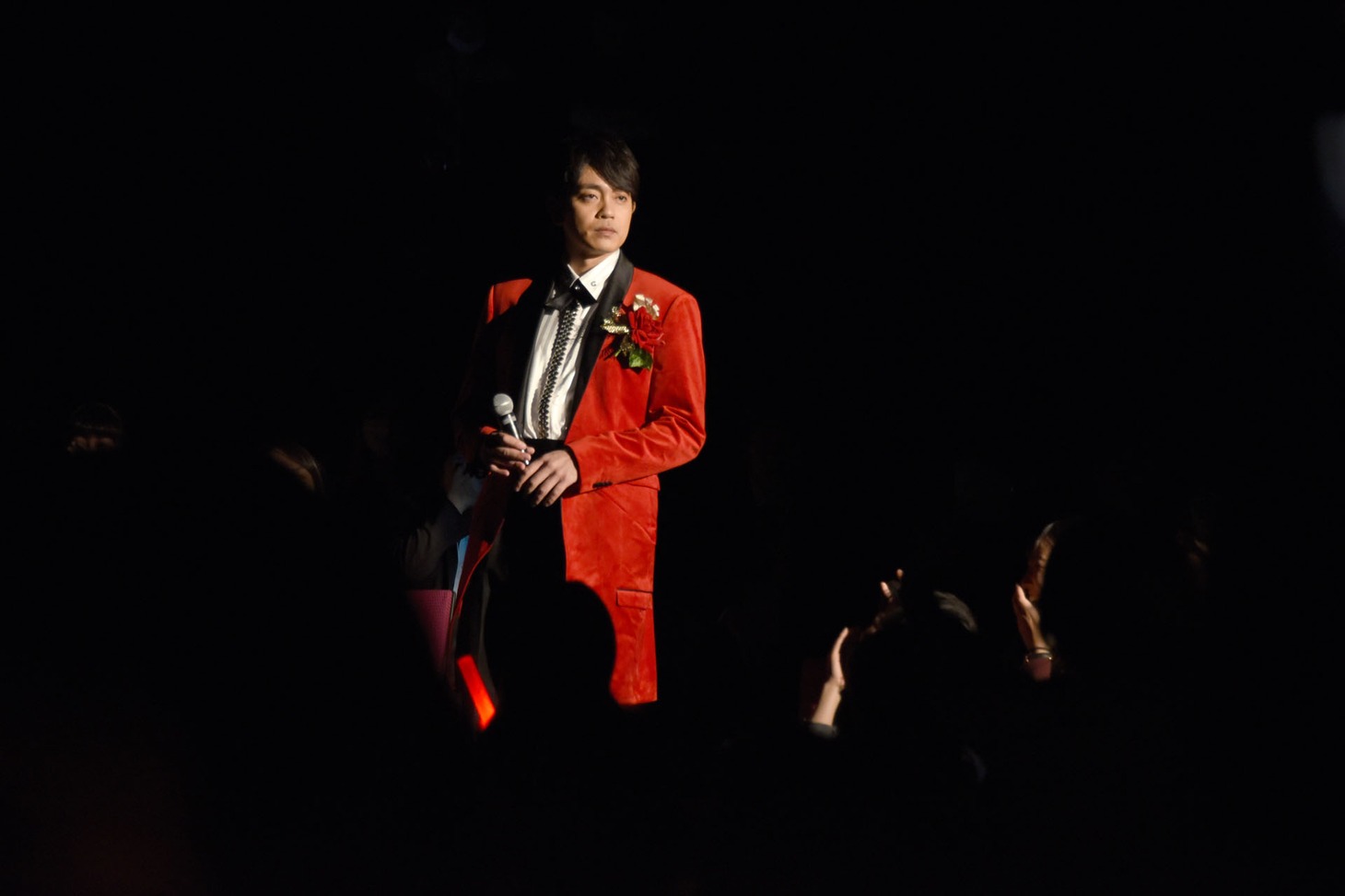 横山田ヒロシになりきって客席後方から登場した青柳翔。