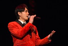 横山田ヒロシになりきってリサイタルを展開する青柳翔。