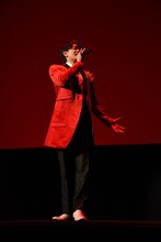 横山田ヒロシになりきってリサイタルを展開する青柳翔。