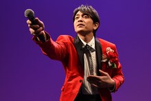 横山田ヒロシになりきってリサイタルを展開する青柳翔。