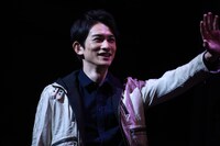 横山田ヒロシリサイタルを楽しむ町田啓太。