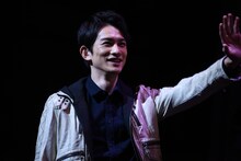 横山田ヒロシリサイタルを楽しむ町田啓太。