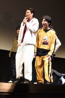 青柳翔のパフォーマンスに驚く八木将康（左）と小野塚勇人（右）。