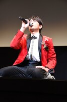 観客に感謝を述べる青柳翔。