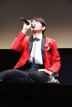 観客に感謝を述べる青柳翔。