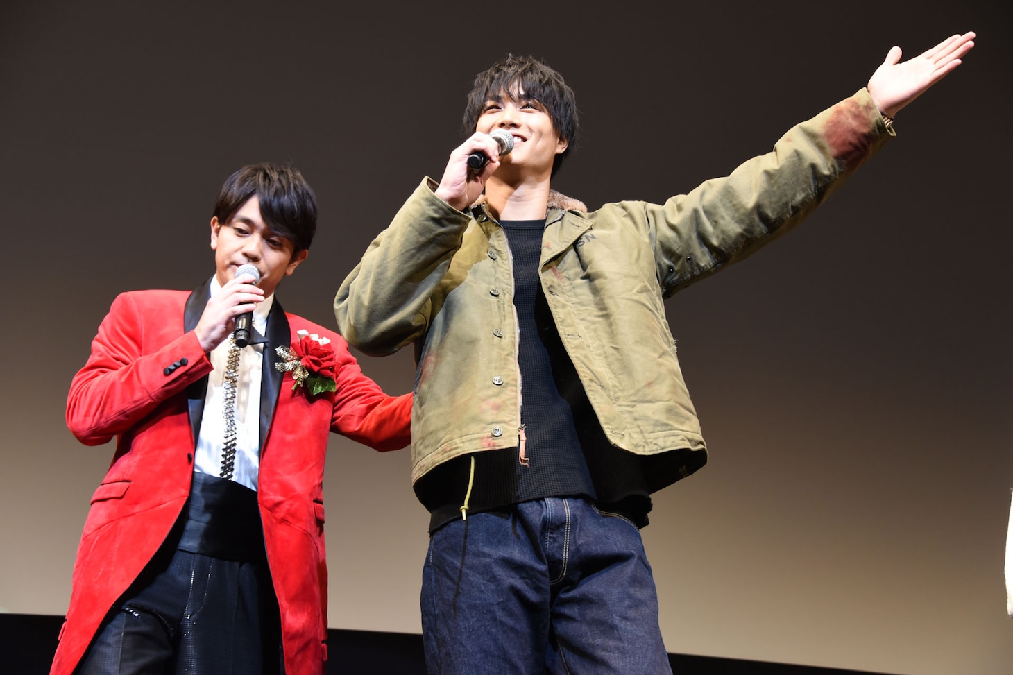 左から青柳翔、鈴木伸之。
