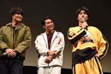 でたらめな英語で挨拶する小野塚勇人（右）。