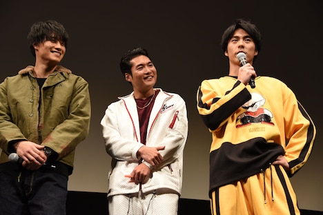 でたらめな英語で挨拶する小野塚勇人(右)。