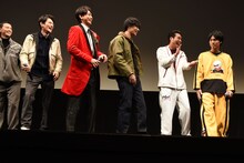 でたらめな英語で挨拶した小野塚勇人（右端）。