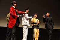 SABU（右端）にツッコむ劇団EXILEメンバー。