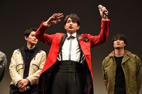 うろ覚えのまま、劇中の横山田ヒロシとファンの掛け合いを再現する青柳翔（中央）。