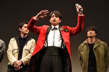 うろ覚えのまま、劇中の横山田ヒロシとファンの掛け合いを再現する青柳翔（中央）。