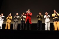 うろ覚えのまま、劇中の横山田ヒロシとファンの掛け合いを再現する青柳翔（中央）。