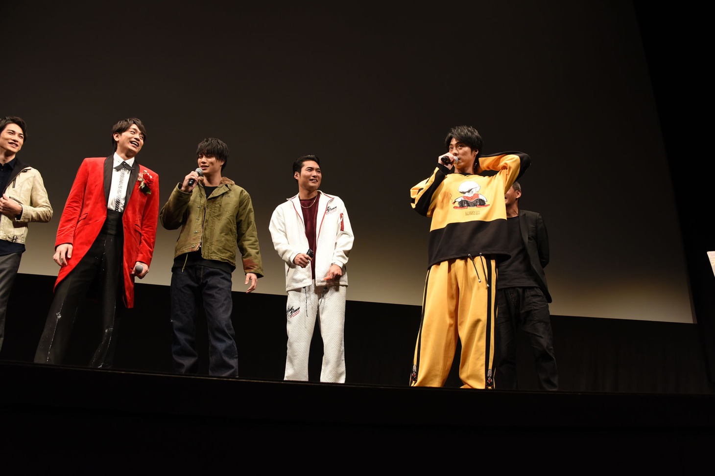 でたらめな英語を話す小野塚勇人（右手前）。