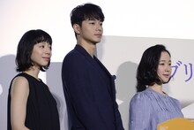左から夏帆、東出昌大、黒木華。