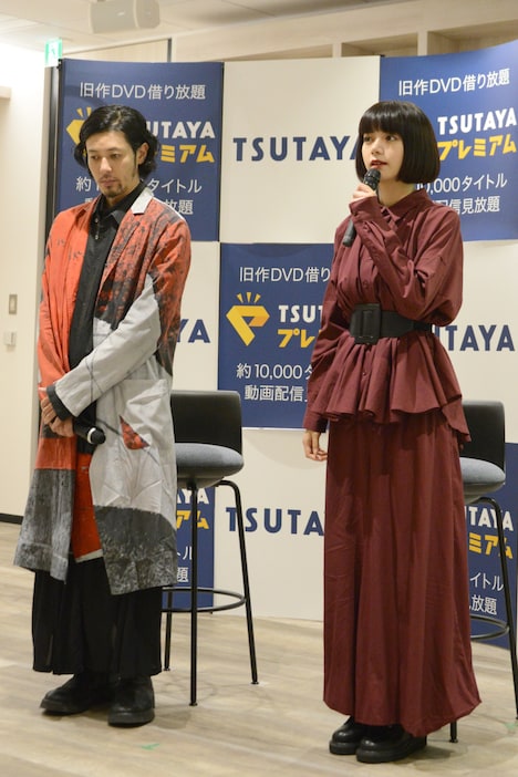 左からオダギリジョー、池田エライザ。