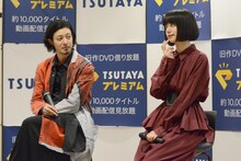 左からオダギリジョー、池田エライザ。