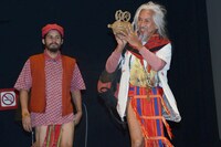 竹のカメラを持って登壇したキドラット・タヒミック。