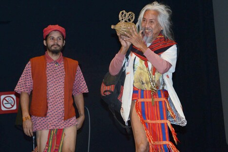 竹のカメラを持って登壇したキドラット・タヒミック。