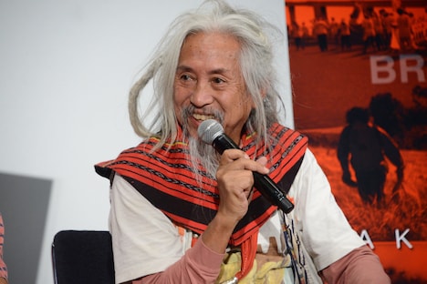 フィリピン北部の民族衣装で登壇したキドラット・タヒミック。