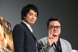 観客のカメラに目線を向ける斎藤工（左）とエリック・クー（右）。