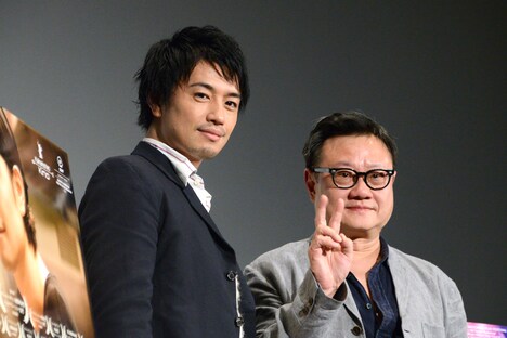 観客のカメラに目線を向ける斎藤工（左）とエリック・クー（右）。