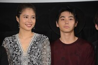 左から広瀬アリス、村上虹郎。