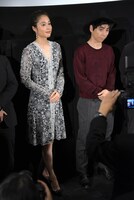 左から広瀬アリス、村上虹郎。