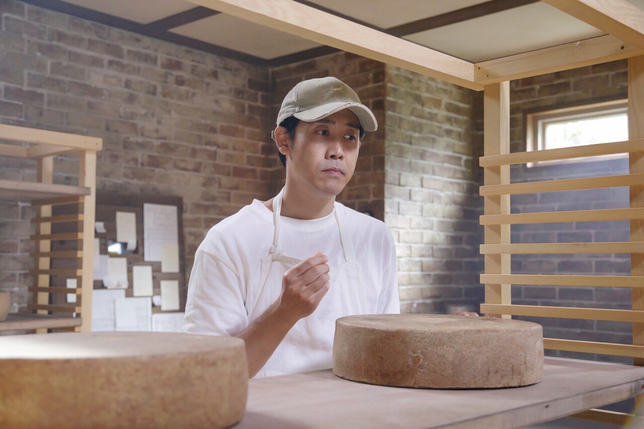 大泉洋がチーズ作りに励む「そらのレストラン」予告、鈴井貴之とのオフ写真も公開