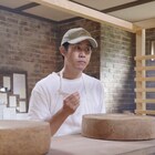 大泉洋がチーズ作りに励む「そらのレストラン」予告、鈴井貴之とのオフ写真も公開